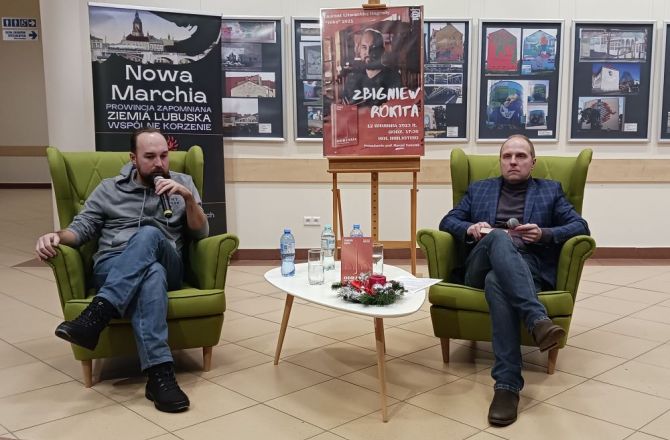 Zbigniew Rokita (z lewej) Marceli Tureczek na autorskim spotkaniu w WiMBP w Gorzowie